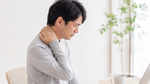 繰り返す背中と首の痛みの原因とは？